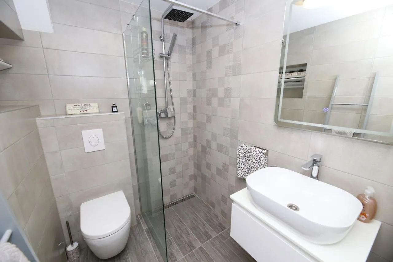 Holiday Home Ambi For 6 Near Trogir 0*,