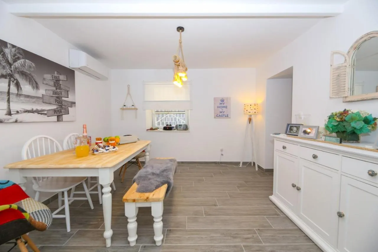 Holiday Home Ambi For 6 Near Trogir