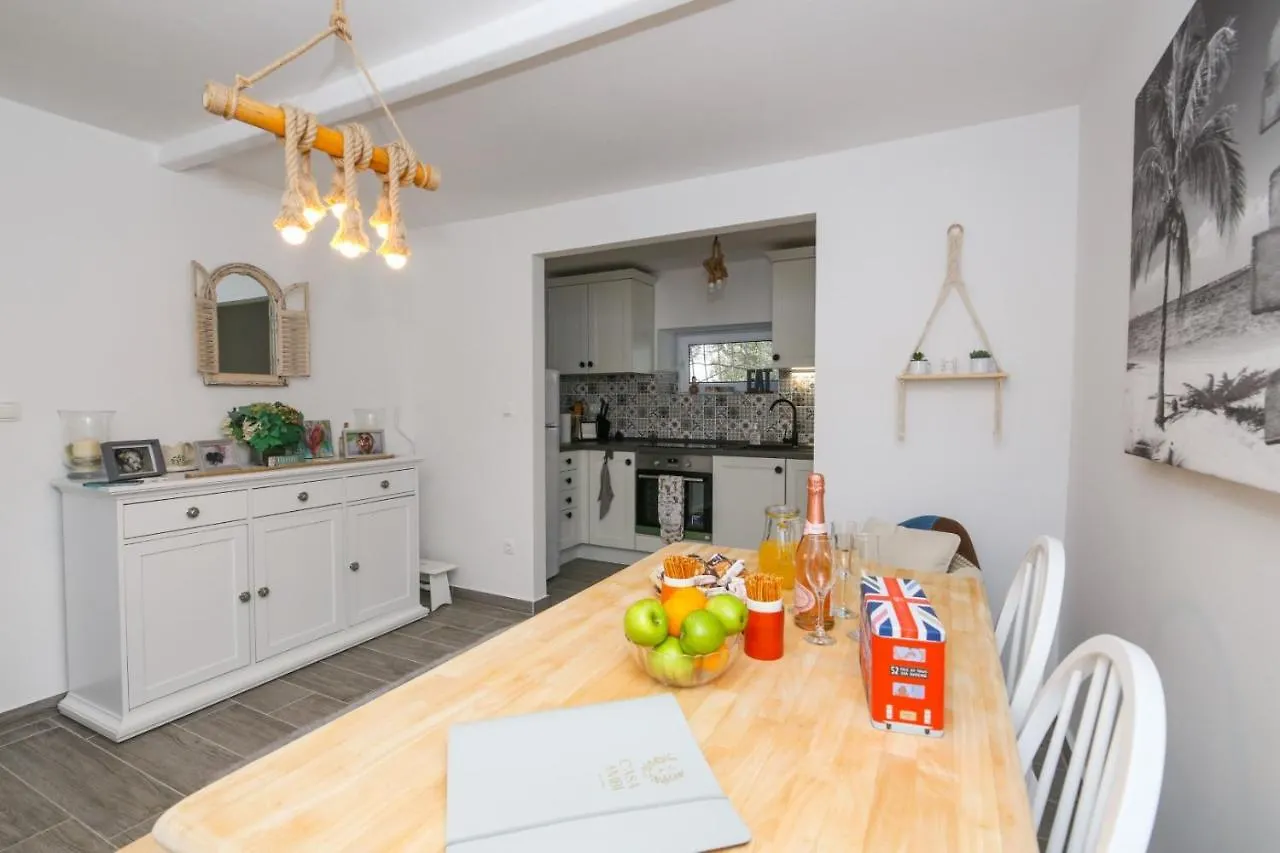 Holiday Home Ambi For 6 Near Trogir 0*,